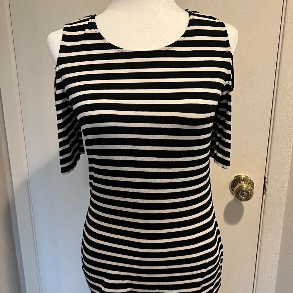 Vince Camuto black & white striped cold shoulder short sleeved top, Size small